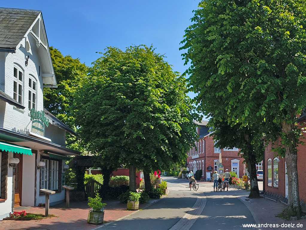 Das im Fr&uuml;hjahr 2026 wiederer&ouml;ffnete Eiscafe Nautilus mit Barbetrieb im Zentrum von Nebel gegen&auml;er dem Kaufhaus Bendixen