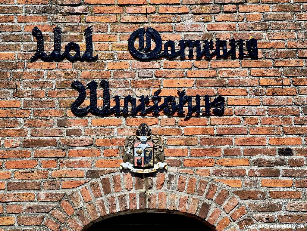 Der Schriftzug mit dem Symbol f&uuml;r dem friesischen Spruch Lewer duad &uuml;s Slaw (Lieber tot als Sklave) &uuml;ber dem Eingangsbereich des Das Ual &Ouml;&ouml;mrang Wiartsh&uuml;s
