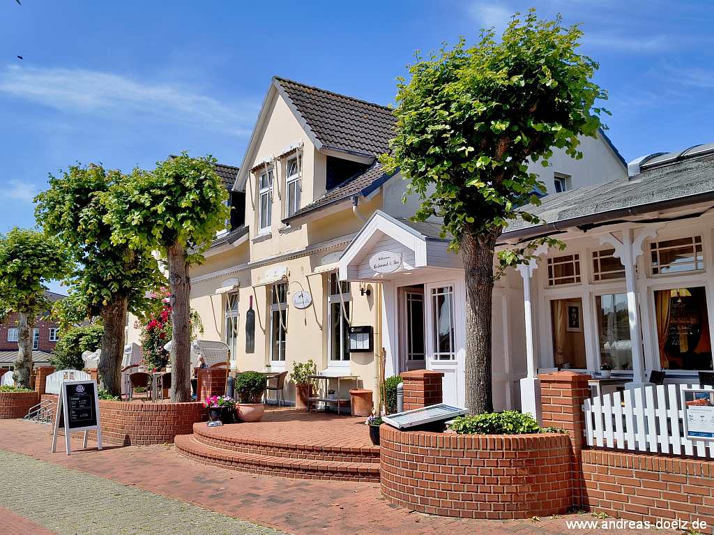 Der Hotelkomplex H&uuml;ttmann mit vielf&auml;ltigem kulinarischen Angebot im Zentrum von Norddorf