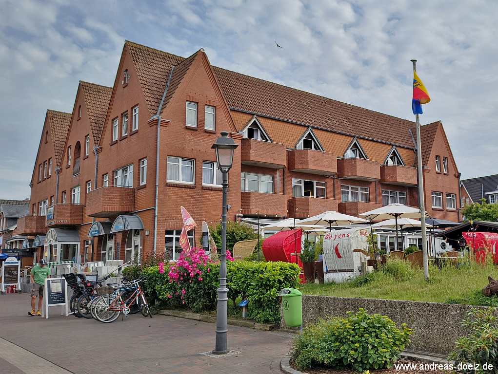 Die gro&szlig;e Au&szlig;enlage des Hotels Seeblick in der Norddorfer Fu&szlig;g&auml;ngerzone