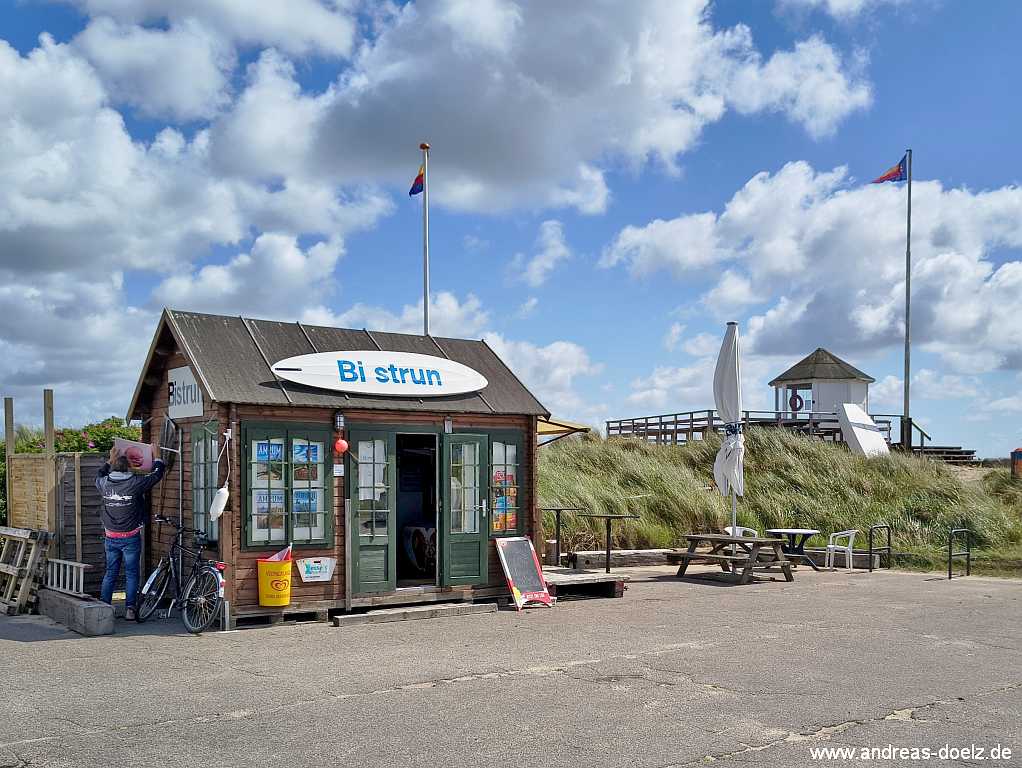 Der Kiosk Bi Strun am Parkplatz bei der Mole Von Steenodde