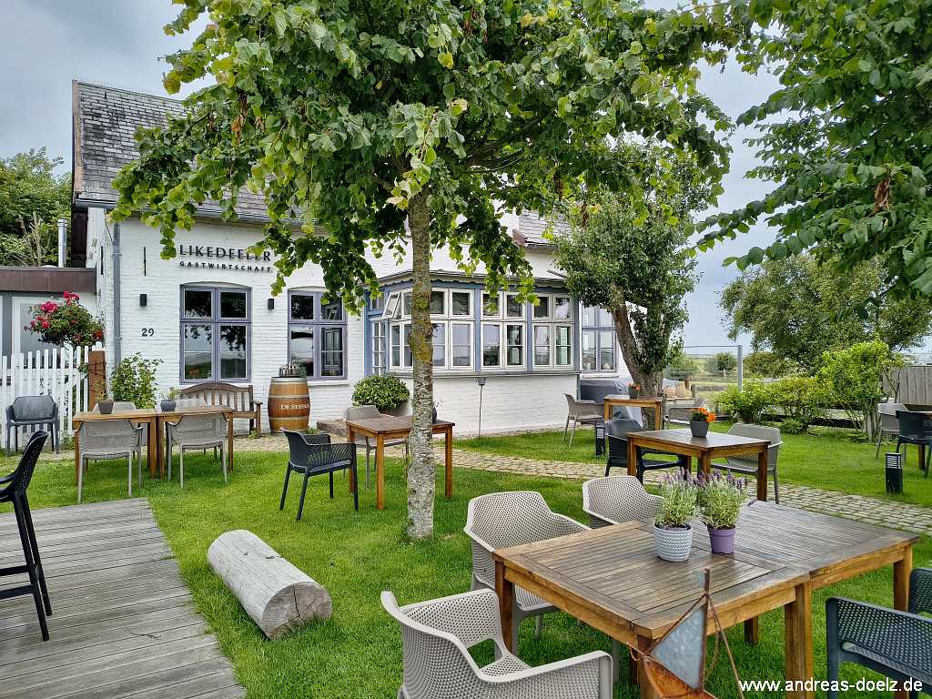 Eingangsbereich mit Garten des Restaurant Lickedeeler in Steenodde an der Wattseite