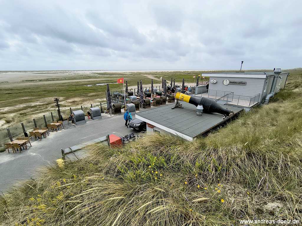 Blick von der oberen Wandelbahn auf die erweiterte Terasse der Strandbar Seehund bei Wittd&uuml;n
