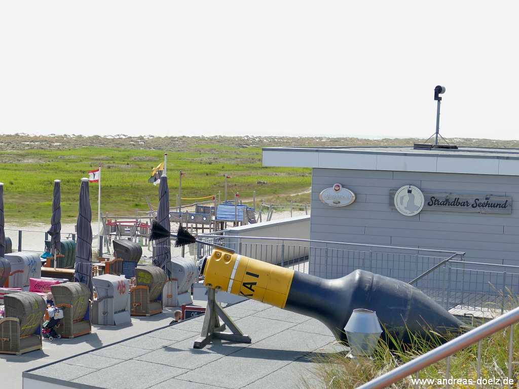 Die Strandbar Seehund im Jahr 2025 mit Blick auf den zunehmend begr&uuml;nten Kniepsand vor der erweiterten Terasse