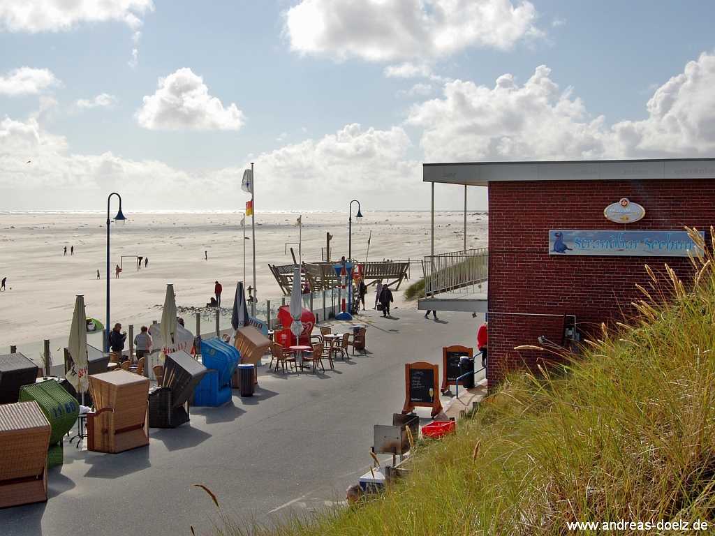 Die Strandbar Seehund im Jahr 2010 mit Blick auf den noch nicht begr&uuml;nten Kniepsand vor der kleinen Terasse