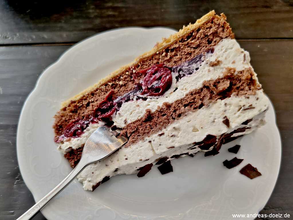 Ein St&uuml;ck Torte Friesisch Kirsch aus dem Friesencafe in Nebel auf Amrum