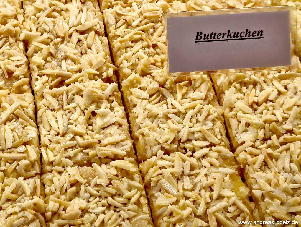 Butterkuchen mit Marzipan in der Auslage des Cafe Schult in Norddorf auf Amrum