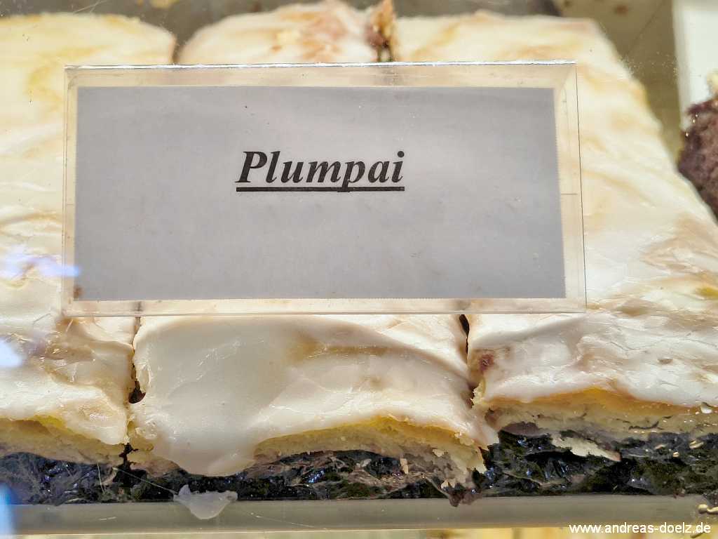 Plumpai in der Auslage des Cafe Schult in Norddorf auf Amrum 