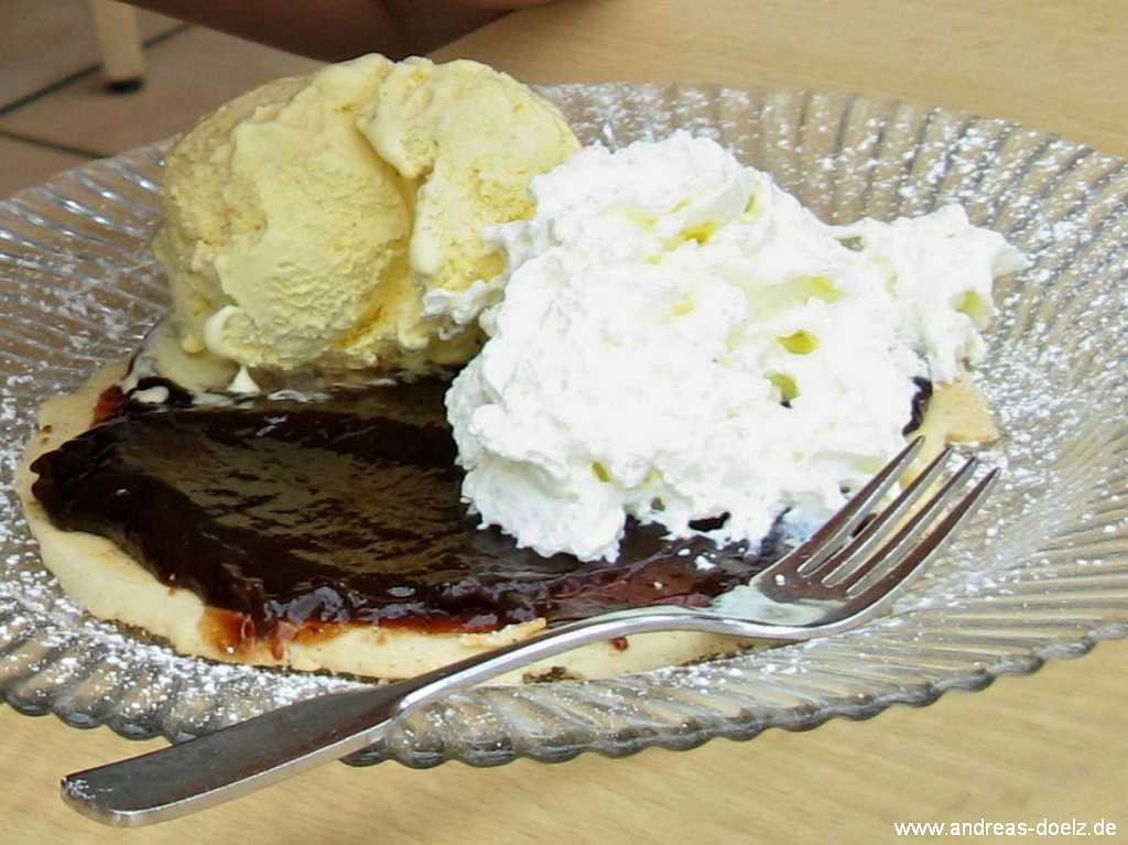 Friesenwaffel mit Pflaumenmus und 2 Kugeln Eis