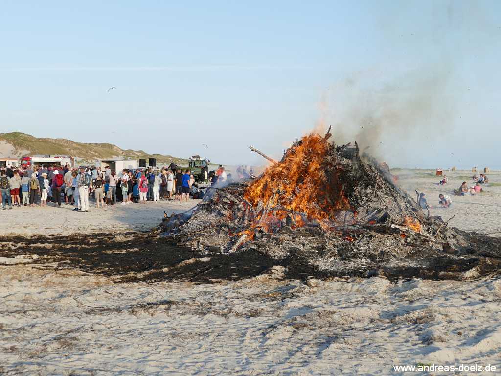 Die Sonnenwendfeier am Strand von Nebel mit dem traditionellen Sonnenwendfeuer