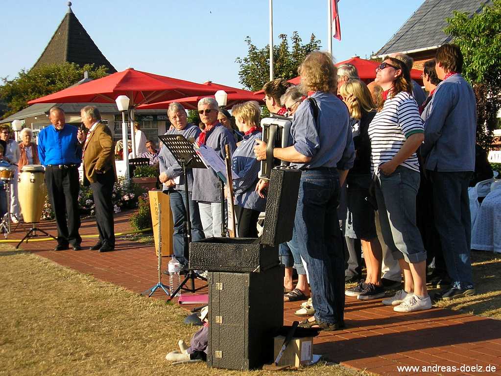Er&ouml;ffnung einer Open-Air-Veranstaltung 2006 mit dem Amrum-Touristik-Chef Frank Timpe auf der H&uuml;ttmann-Wiese in Norddorf