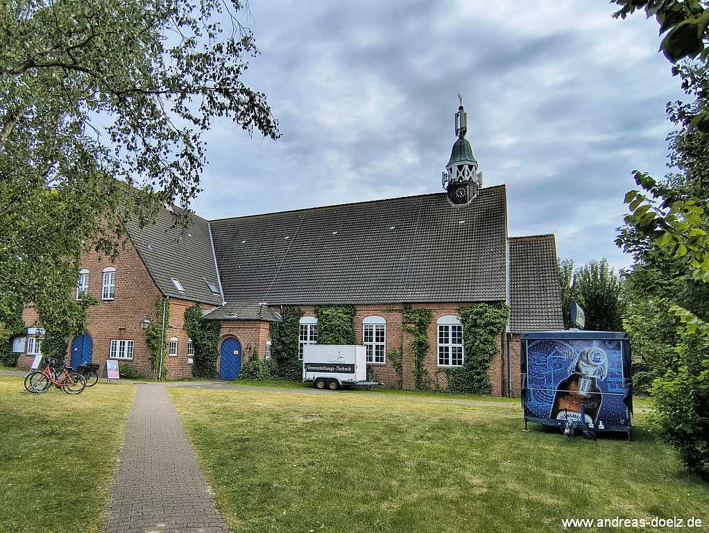 Das Gemeindehaus in Norddorf mit der charakteristischen Kuppel ist von weitem aus zu sehen und ein beliebter Ort f&uuml;r Veranstaltungen der Amrum Touristik