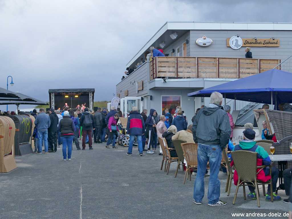 Open-Air-Koonzert vor der Strandbar Seehund am Ende der unteren Wandelbahn in Wittd&uuml;n