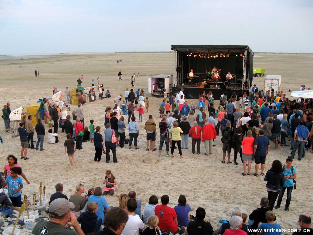 Open-Air-Konzert am Kniepsand vor der Strandbar Seehund am Ende der unteren Wandelbahn in Wittd&uuml;n